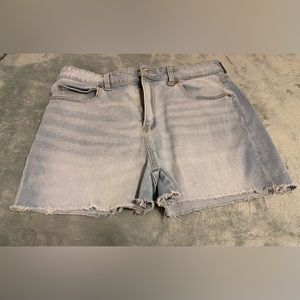 Frayed denim shorts